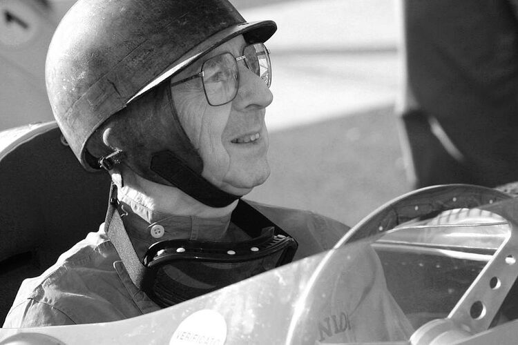 Tony Brooks อดีตนักแข่งรถ Formula One ‘หมอฟัน’ เสียชีวิตด้วยวัย 90